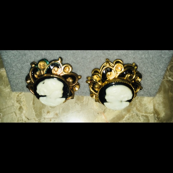 1940's Vintage Black Onyx Cameo Screw-On Earring. - Picture 8 of 8
